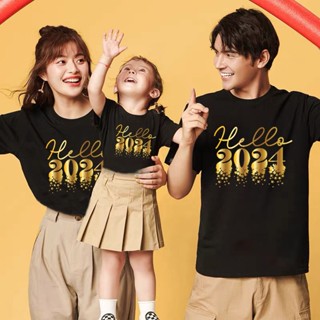 ชุดรอมเปอร์ เสื้อยืด ลาย Hello 2024 สีดํา แฟชั่น สําหรับครอบครัว เด็กผู้ชาย และเด็กผู้หญิง