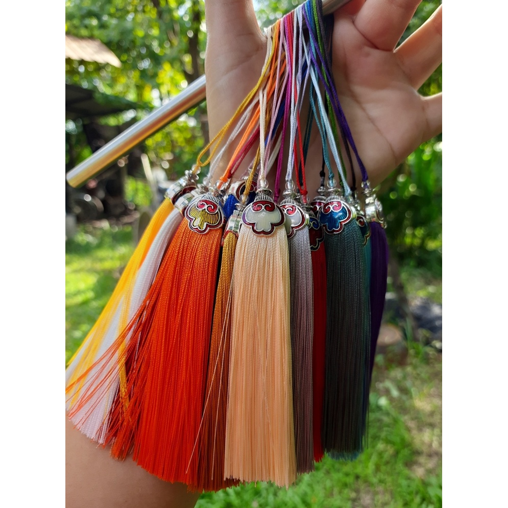 พู่ห้อย ขั้วประดับโลหะลงสี เนื้อด้ายพริ้ว ตรง สีสวย ตัวพู่ยาว 13 cm. ใช้ห้อยกระเป๋า แต่งสถานที่ งาน DIY ฯลฯ พร้อมส่งค่ะ