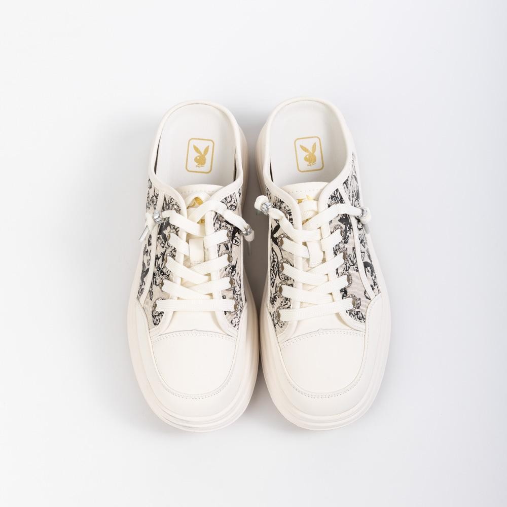 PLAYBOY Mule Sneakers รองเท้าผ้าใบเปิดส้น  รุ่น ST-H244C1194-WH (เท้าอูมควร+1ไซส์) ดีไซน์ลายกราฟฟิคโลโก้ แต่งสายเชือกรอง