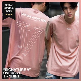 เสื้อยืดแขนสั้นคอกลมเสื้อ Oversize รุ่น "Signature V" - สี Coral Pink (ลายขาว) | VelikaCotton 100%  [S-5XL]