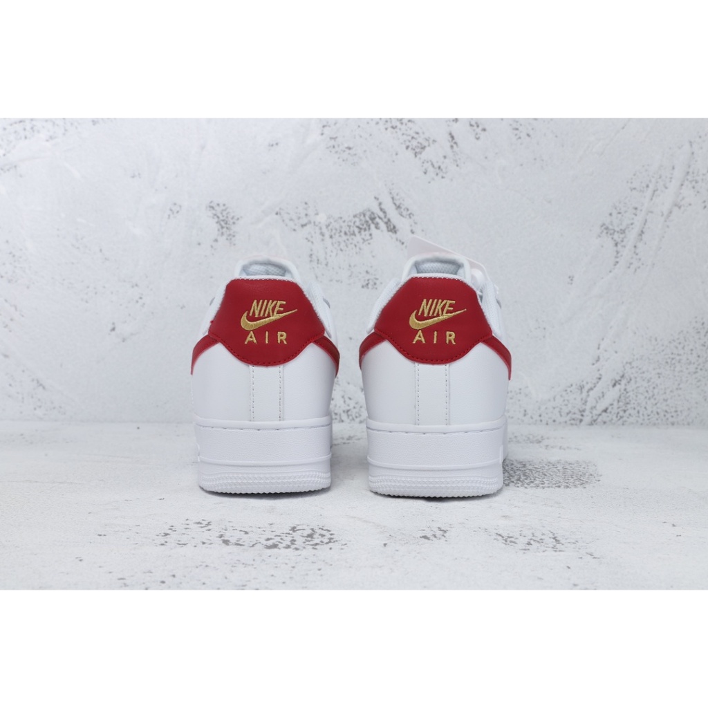 Authentic Nike Air Force 1 Low สีแดงและสีขาว รองเท้ากันลื่นแบบสบาย ๆ สไตล์วินเทจต่ำ รองเท้าผ้าใบ ผู้ชาย ผู้หญิงHot sales