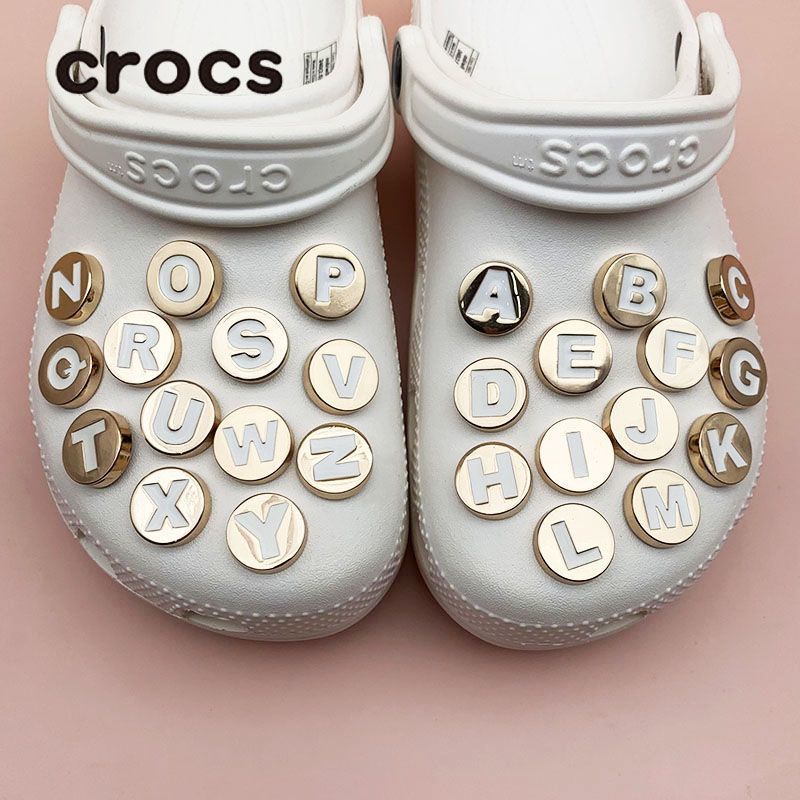 Crocs jibbitz charms ตัวอักษรโลหะ คุณภาพสูง A-Z jibbitz สําหรับตกแต่งรองเท้า crocs