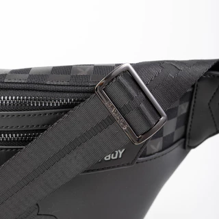 Playboy รุ่นMetro Men's Chest bag กระเป๋าคาดอกคาดเอวผู้ชาย รหัส ST-B251PBM304-BK ดีไซน์สกรีนยาง Logo สีCarbon Black