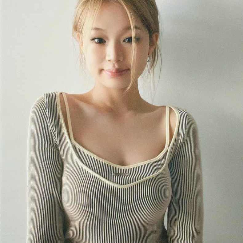 เสื้อยืดแขนยาว ลายทางแนวตั้ง เซ็กซี่ แฟชั่นฤดูใบไม้ร่วง สําหรับผู้หญิง