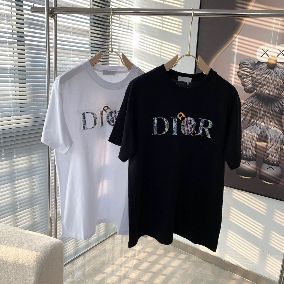 พร้อมส่ง เสื้อยืดแขนสั้นลําลอง ผ้าฝ้ายแท้ พิมพ์ลายโลโก้ DIO ขนาดใหญ่ คุณภาพสูง แฟชั่นคู่รัก สําหรับผู้ชาย และผู้หญิง