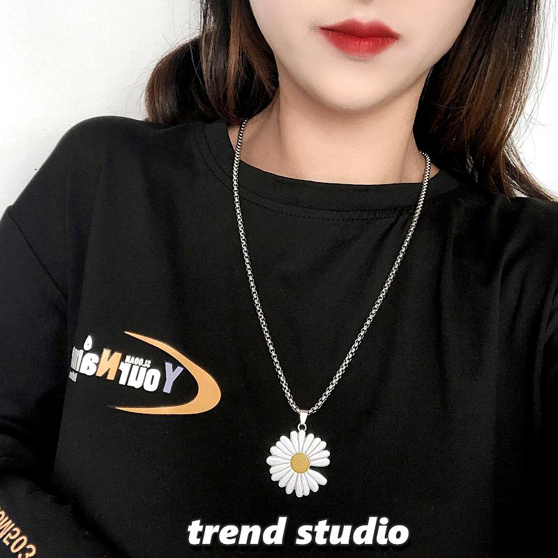 สร้อยคอแบบเดียวกันของ GD ดอกเบญจมาศขนาดเล็ก สร้อยคอที่ทันสมัยและเรียบง่าย วัสดุเหล็กไทเทเนียมไม่ซีดจาง