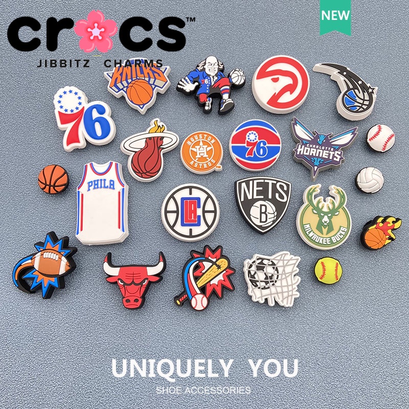 Jibbitz Crocs หัวเข็มขัดรองเท้า บาสเก็ตบอล ฟุตบอล เบสบอล กีฬา สไตล์ใหม่ Crocs รองเท้า ดอกไม้ การ์ตูนสนุก ตกแต่งหัวเข็มขัดเสน่ห์ปุ่ม