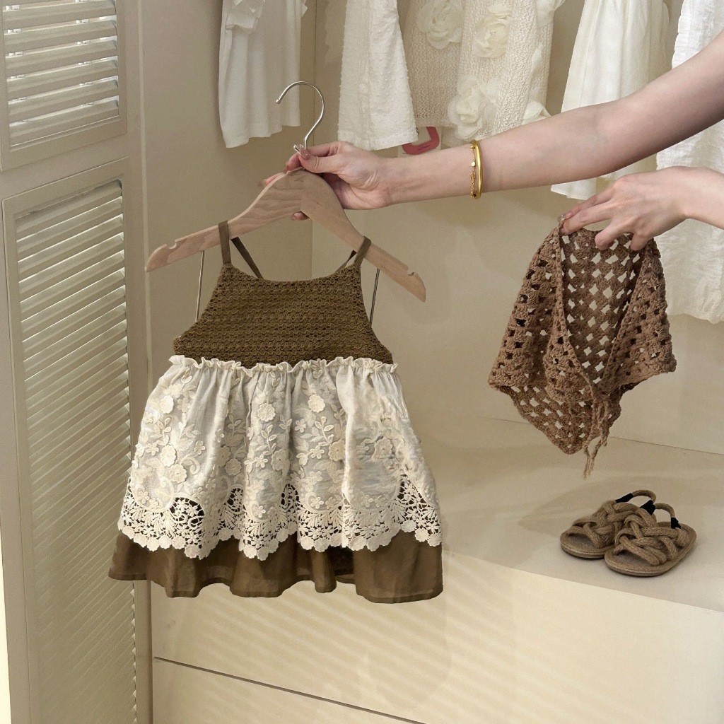 พร้อมส่ง ชุดเดรสกระโปรงสายเดี่ยวสีน้ำตาลปักลายดอกไม้ พร้อมผ้าคลุมหัวสีน้ำตาล (Ds BWM)