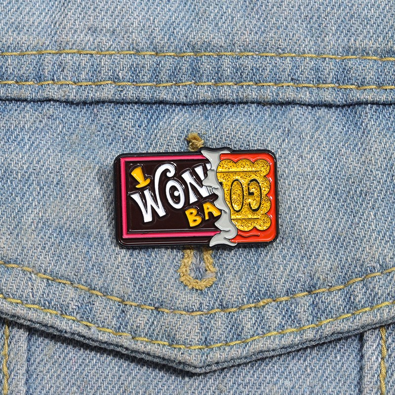 เข็มกลัดโลหะ รูปภาพยนตร์ Charlie and The Chocolate Factory Peripheral Enamel Pins Chocolate Lucky Gold สําหรับนักเรียน เสื้อผ้า เครื่องประดับ ของขวัญ