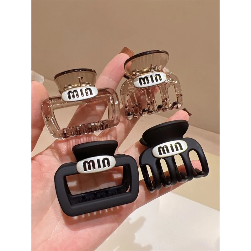 กิ๊บติดผมหางม้า ทรงสี่เหลี่ยม พิมพ์ลายตัวอักษร สีกาแฟ thumbnail 3