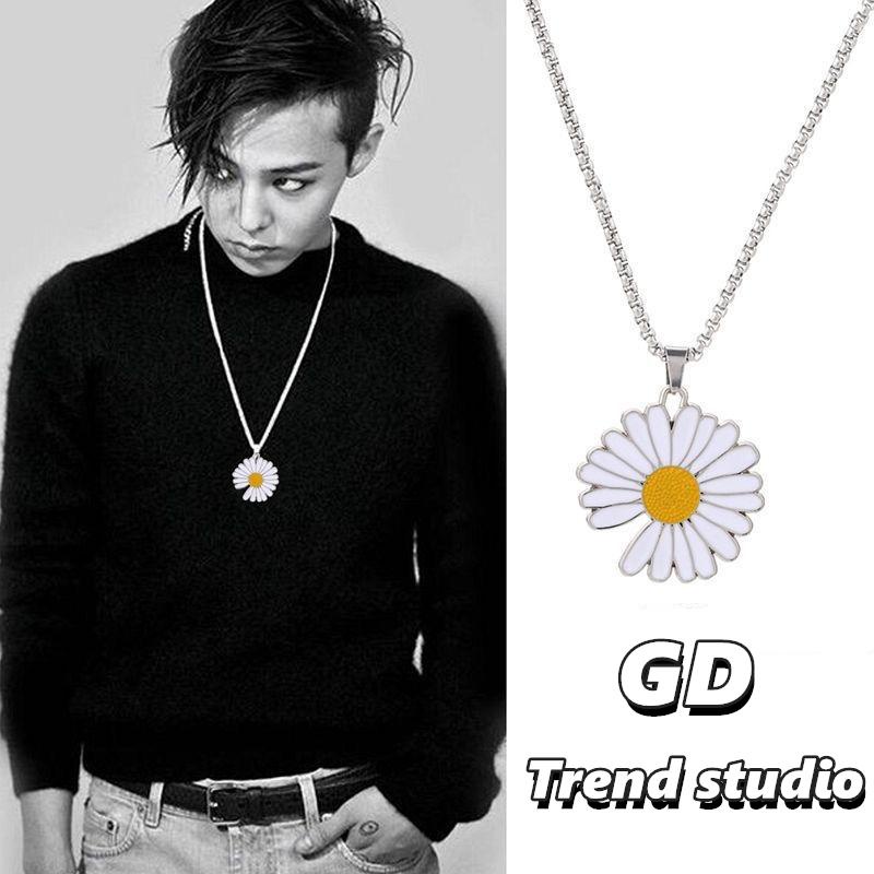 สร้อยคอแบบเดียวกันของ GD ดอกเบญจมาศขนาดเล็ก สร้อยคอที่ทันสมัยและเรียบง่าย วัสดุเหล็กไทเทเนียมไม่ซีดจาง