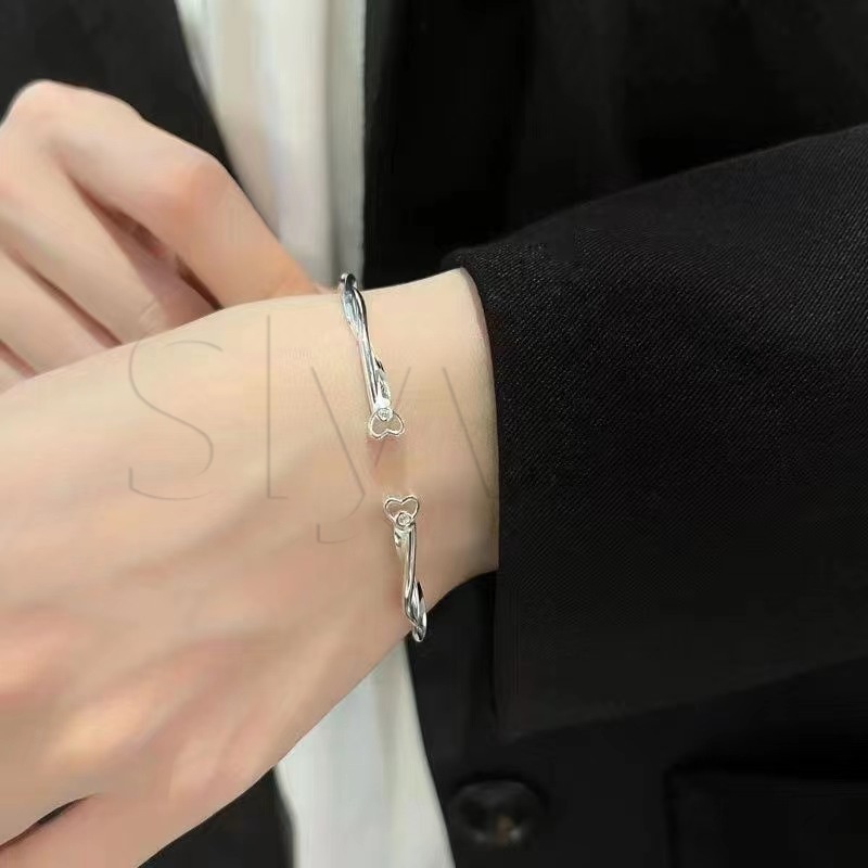 เครื่องประดับ กําไลข้อมือ แบบเปิด รูปหัวใจ สามารถปรับได้ เหมาะกับวันวาเลนไทน์ สําหรับผู้หญิง
