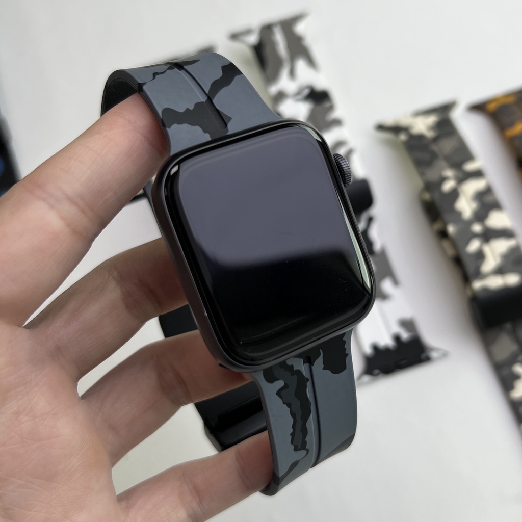 สายรัดซิลิโคนลายพราง D หัวเข็มขัดกีฬากลางแจ้งแม่เหล็กสําหรับ iWatch Series 9 8 7 SE 6 5 4 3 Ultra 40 มม.44 มม.42 มม.46 มม.41 มม.45 มม.49 มม.