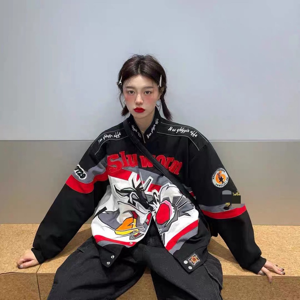 [เสื้อแจ็กเก็ตสตรีท] เสื้อแจ็กเก็ตเบสบอล คอปกตั้ง ปักลาย สไตล์ยุโรป อเมริกัน สตรีท เหมาะกับฤดูใบไม้ร่วง ฤดูหนาว 2023 สําหรับผู้ชาย และผู้หญิง