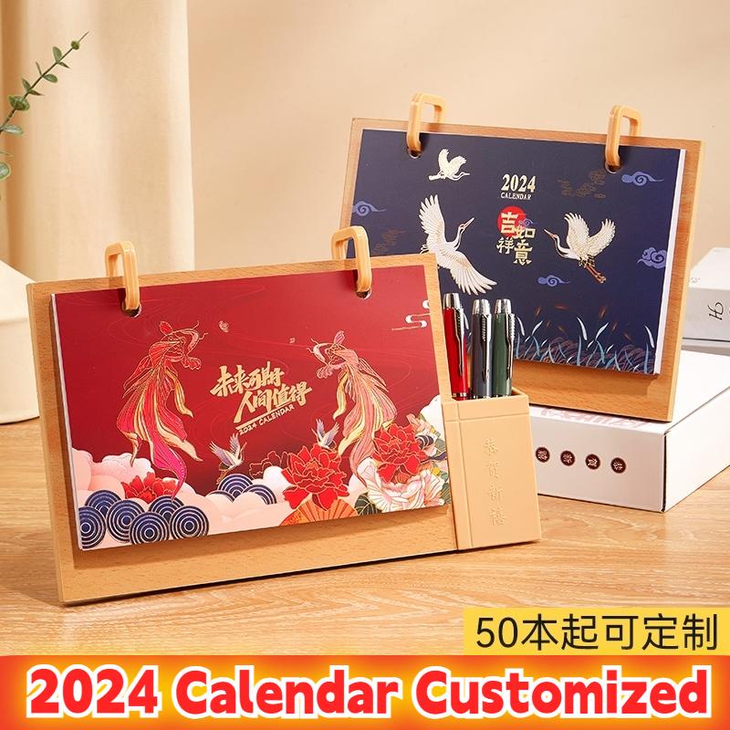 ปฏิทินตั้งโต๊ะ อะคริลิค พิมพ์ลายโลโก้ CNY Dragon 3d น่ารัก 2024 พร้อมที่ใส่ปากกา สําหรับตกแต่งสํานัก