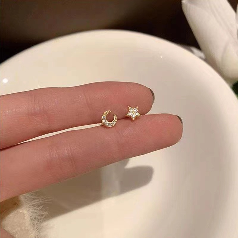 ต่างหูเพทาย รูปดาว ดวงจันทร์ สวยหรู ไม่สมมาตร