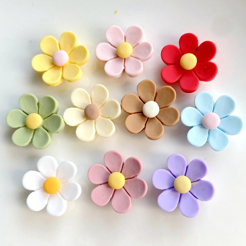 การ์ตูนดอกทานตะวัน Jibits ออกแบบดอกไม้สีม่วง Jibbits Charm Daisy รองเท้า Charms ดอกไม้ Jibitz designks สําหรับผู้หญิงรองเท้าอุปกรณ์เสริมตกแต่ง