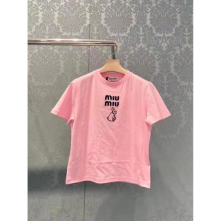 Miumiu2023 เสื้อยืดคอกลม แขนสั้น ลายการ์ตูนกระต่าย สามสี แฟชั่นฤดูใบไม้ผลิ และปีใหม่แผ่นปักโลโก้ Miu Patch➕พร้อมส่ง โมเดลกระต่ายน่ารัก ผ้าฝ้ายถักหนาแน่น ใส่สบาย สําหรับตกแต่งหน้าอก พร้อมส่ง