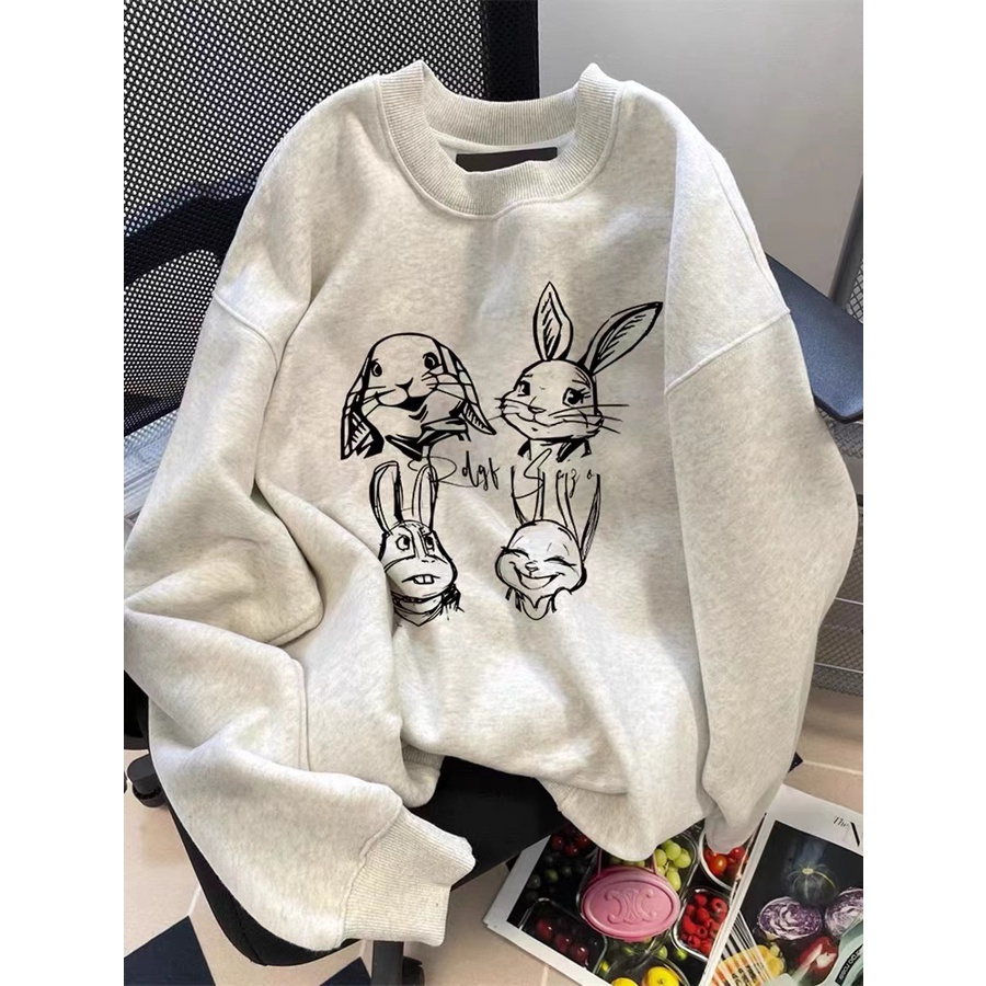 เสื้อกันหนาวแขนยาวลําลอง คอกลม ผ้ากํามะหยี่ แบบหนา พิมพ์ลายกระต่าย สีเทาอ่อน แบบเรียบง่าย สําหรับผู้ชาย และผู้หญิง ไซซ์ 3XL 2023