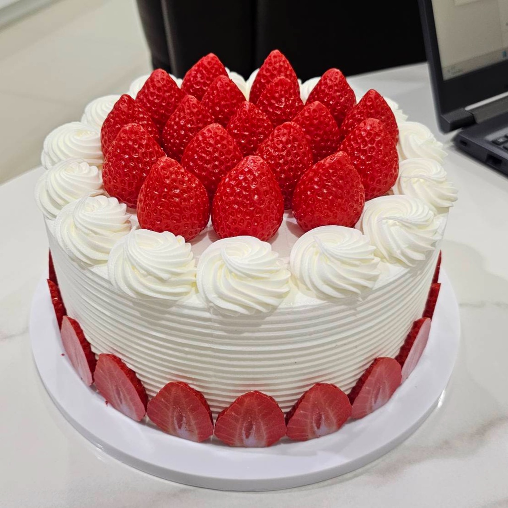 เค้กสตอเบอร์รี่ 3ปอนด์ และ 1.5ปอนด์ เค้กปลอม เค้กวันเกิด สำหรับตกแต่งบ้าน ร้านค้า หรือใช้เป็นพร๊อพถ่ายรูป