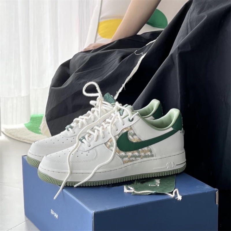 Nike Air Force 1 รองเท้าผ้าใบหุ้มข้อสีขาวและเขียว ป้องกันการสึกหรอ