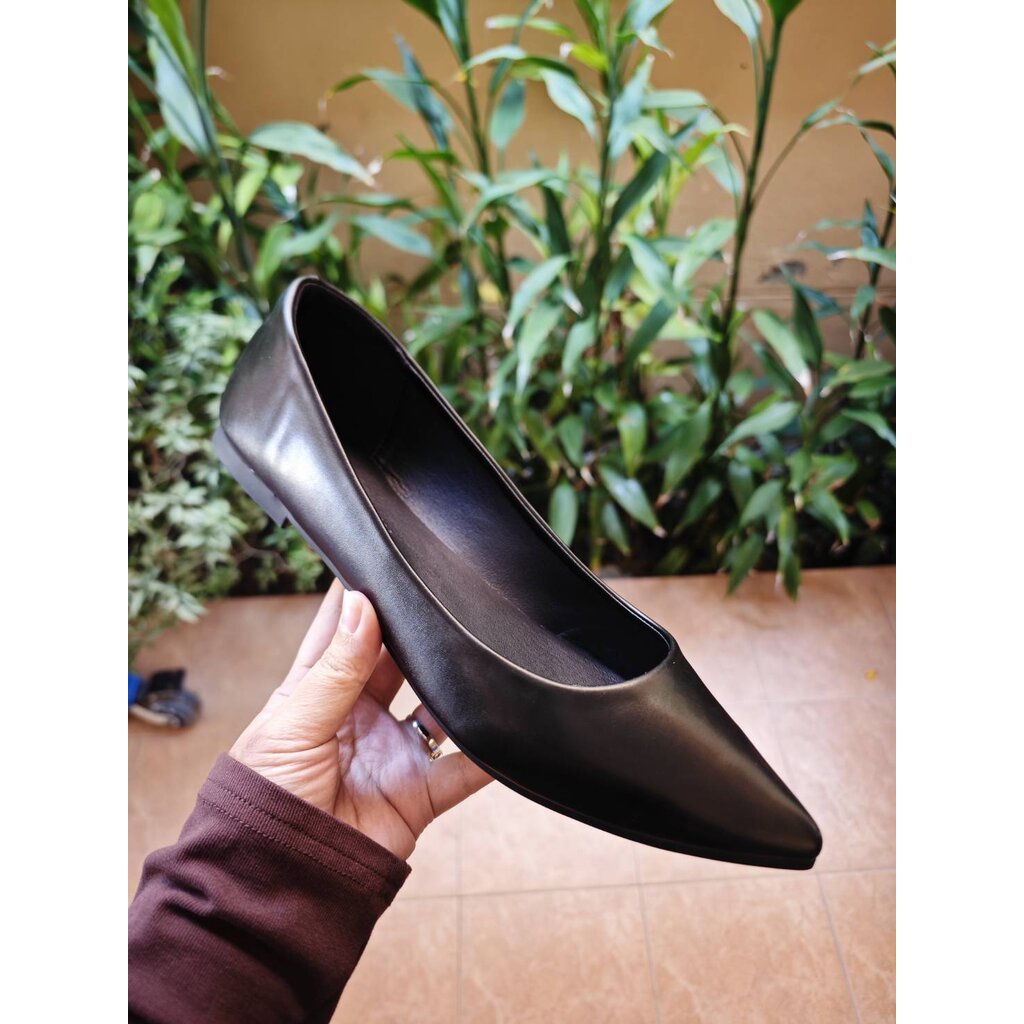 รองเท้าไซส์ใหญ่ 45-48 คัชชูหัวแหลม ส้นแบนหัวแหลมไซส์ใหญ่ หนังแมท สีดำ KR1203