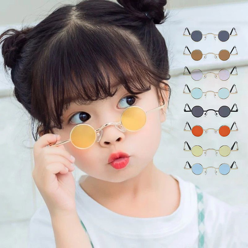 แว่นตากันแดด กรอบกลม ขนาดเล็ก สไตล์ย้อนยุค แฟชั่น สําหรับเด็กผู้ชาย ผู้หญิง พร็อพถ่ายภาพ 2-15 ปี