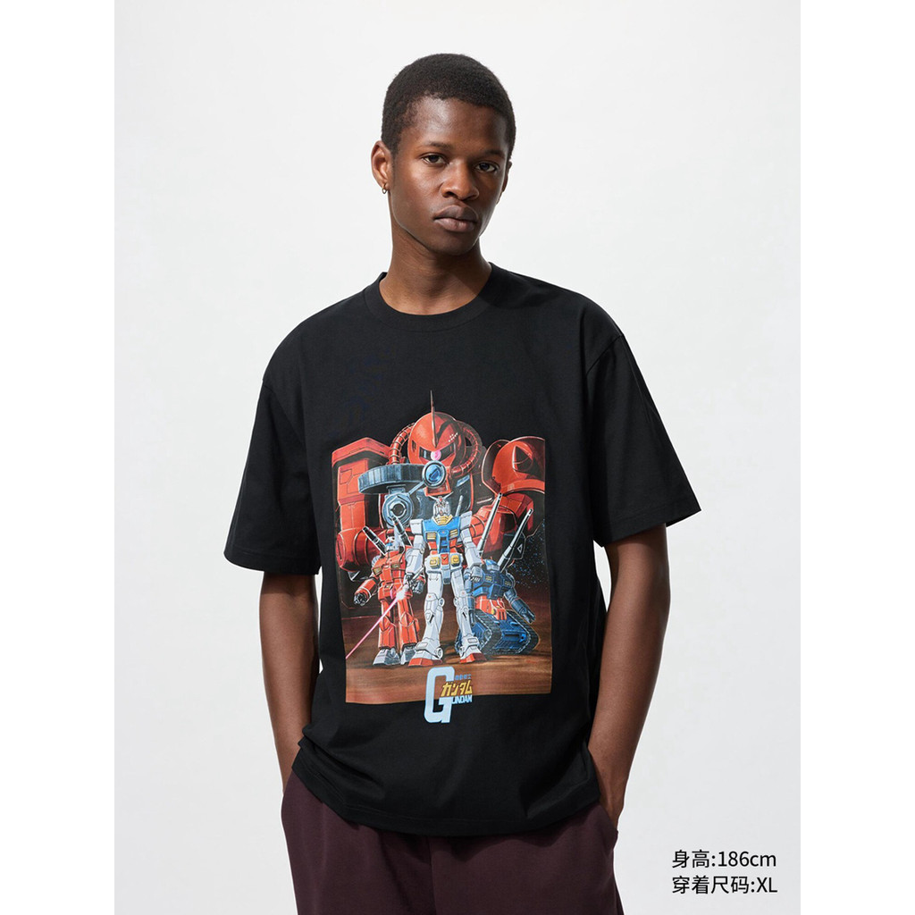 Uniqlo เสื้อยืดแขนสั้นพิมพ์ลาย Gundam สําหรับผู้ชายและผู้หญิง "Mobile Suit Gundam" 480143