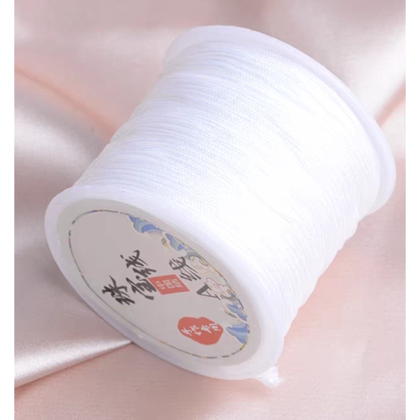 ไหมญี่ปุ่น 2 ชั้น ใช้ร้อยลูกปัด ถักเครื่องประดับเส้นแน่น เรียบลื่น ขนาด 0.8 มิล ยาว 45 เมตร และสีขาว 1 มิล ยาว 23 เมตร