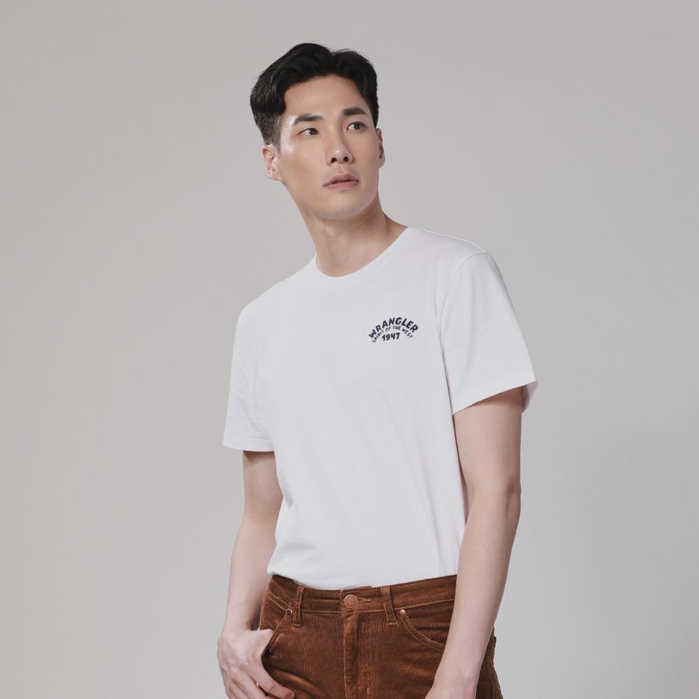 WRANGLER เสื้อยืดแขนสั้นผู้ชาย คอลเลคชั่น Legend Of Wrangler FW24 รุ่น WR F124MTSSN11 สีครีม
