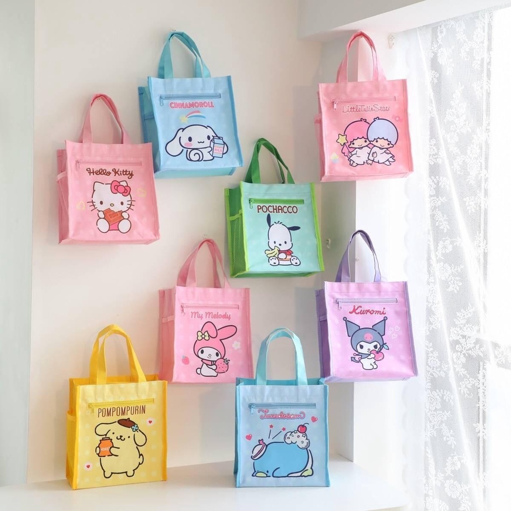 กระเป๋าถือใส่โน้ตบุ๊ค Sanrio Character มาใหม่ ด้านข้างมีช่องใส่ขวดน้ำ ด้านหน้ามีช่องซิปแยกของ ขนาด 31.5×28.5×12 cm
