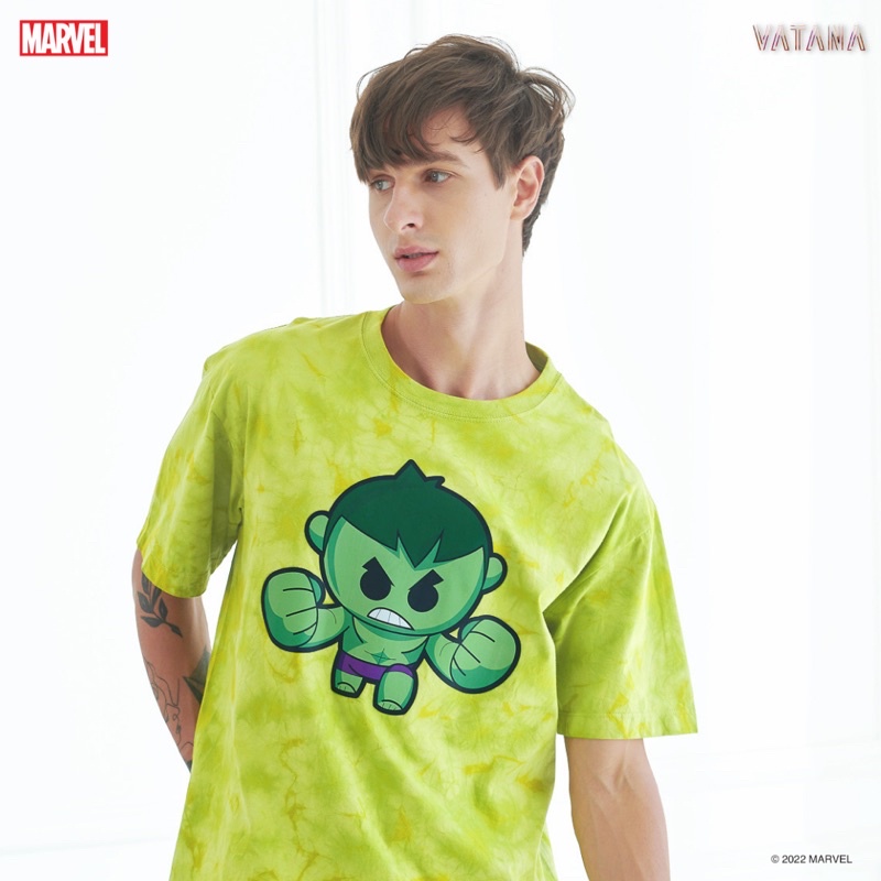 มีหลายสี VATANA - เสื้อยืดมัดย้อมโอเวอร์ไซส์ สีเขียวตอง พิมพ์ลาย MINI HEROES: HULK