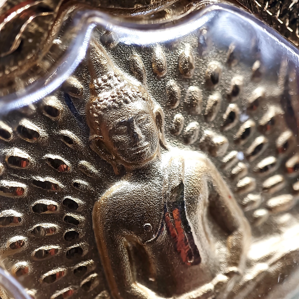 K229  เหรียญเสมา หลวงพ่อโสธร สีทอง รุ่น100 ปี หลังยันต์ ปี 2560 กรอบพระทองไมครอน ขนาด 2.8 x 3.5 ซม. - รูปที่ 4