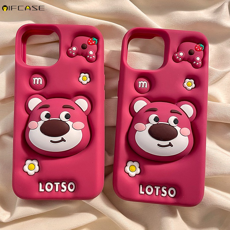 เคสโทรศัพท์มือถือ ซิลิโคนนิ่ม กันกระแทก ลายการ์ตูนหมีสตรอเบอร์รี่ 3D สีชมพูพลัม พร้อมขาตั้ง สําหรับ iPhone 15 14 13 12 Pro Max 11