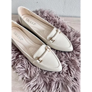 Meeer Classy Loafer รองเท้าคัตชูหัวแหลมทู่ แต่งอะไหล่ด้านหน้า หนังเรียบ ส้นแบน รหัส 660440