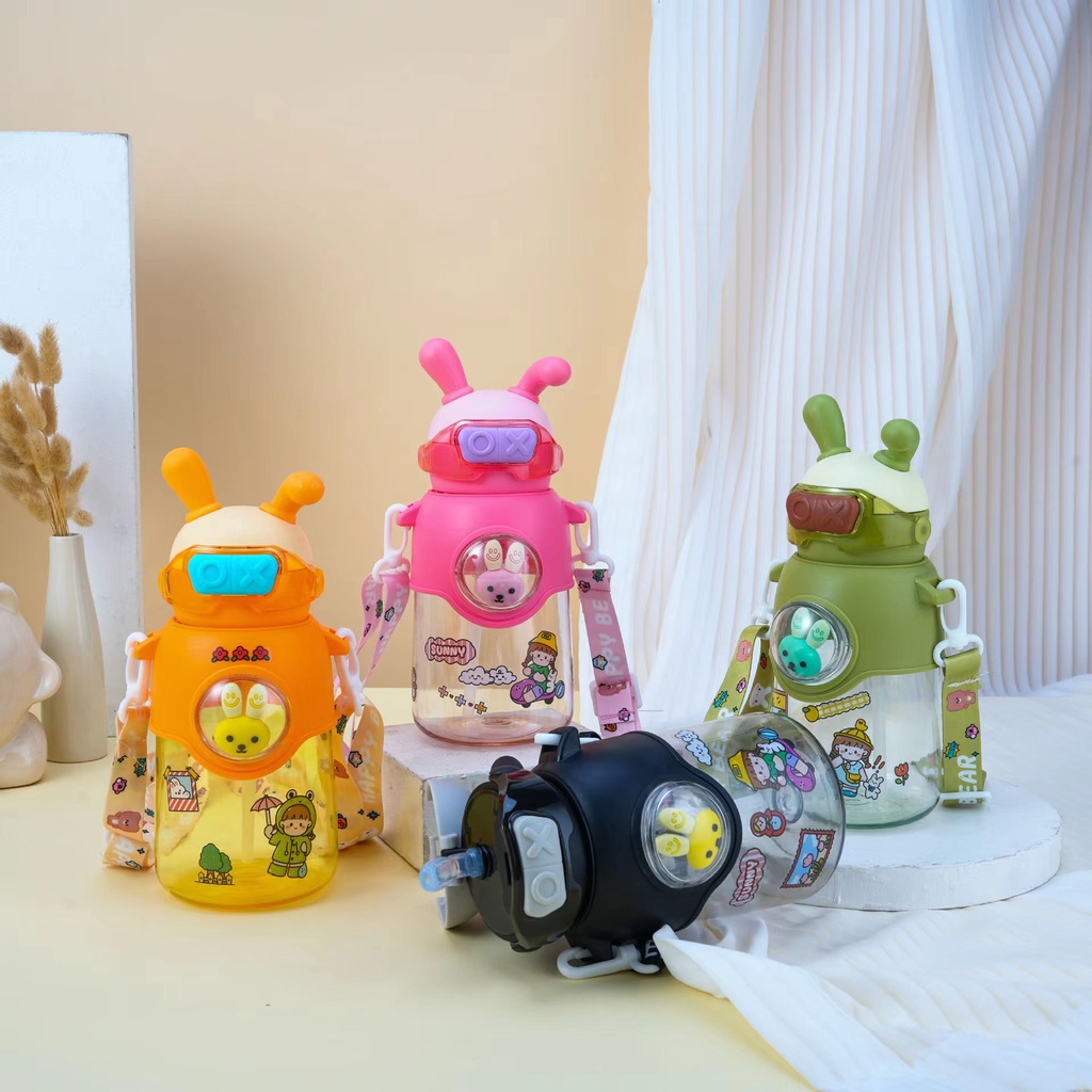 4สี ขวดน้ำดื่ม ขวดน้ำน่ารักสำหรับเด็ก พร้อมหลอดดูดและสายคล้องสพาย ขวดน้ำเด็กแบบพกพา ขนาด 600ml ใช้ไปโรงเรียนหรืออนุบาล