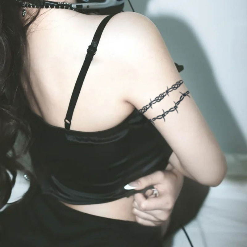 หนามสมุนไพรสักสติกเกอร์สําหรับผู้หญิงและผู้ชายกันน้ําติดทนนานกึ่งถาวรไม่สะท้อนแสงรอยสักชั่วคราว