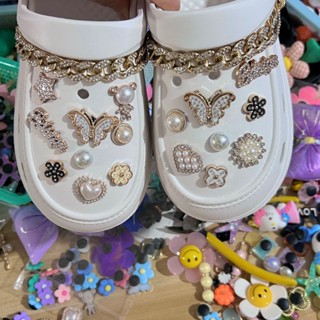 จี้Clog ตกแต่งชุดอุปกรณ์เสริมทั้งหมด Croc charm จิ๊บบิท Chain Jibbitz Croc jibbitz Jitbitz Croc charmจิ๊บบิทติดรองเท้า Charm jitbitz Charms Jibitzตุ๊กตาติดรองเท้า jibbitz crocs ตัวติดรองเท้า crocs รองเท้า เครื่องประดับแฟชั่น