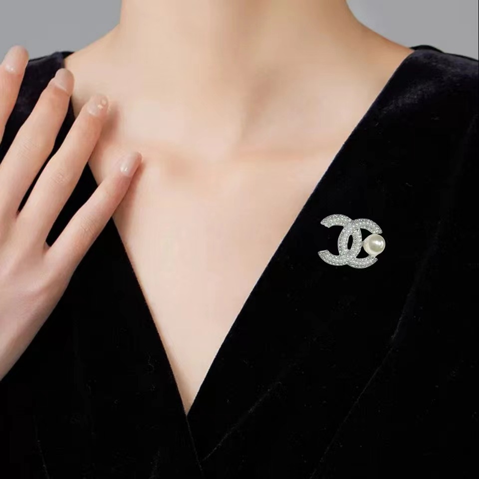 เข็มกลัดมุก แฟชั่น ระดับไฮเอนด์ รูปตัวอักษร เข็มกลัดชุดเดรส เสื้อสายเดี่ยว - รูปที่ 2