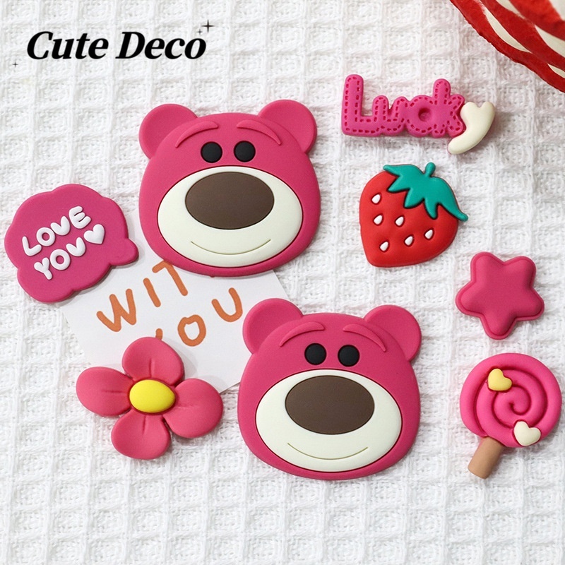 จี้รูปหมีสตรอเบอร์รี่ PVC ขนาดใหญ่ สําหรับตกแต่งรองเท้า Crocs