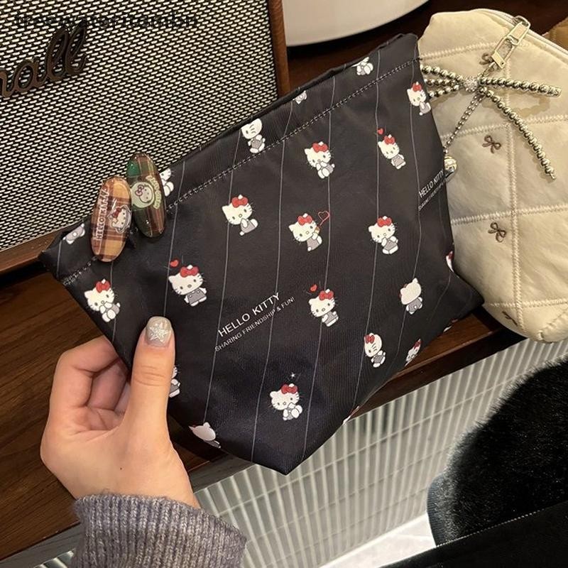 Tt น่ารัก Sanrio Hello Kitty กระเป๋าเครื่องสําอางกันน้ํากระเป๋าใส่เหรียญ Girly Sweet KT Cat แบบพกพากระเป๋าเก็บความจุขนาดใหญ่ของขวัญวันเกิด mbn