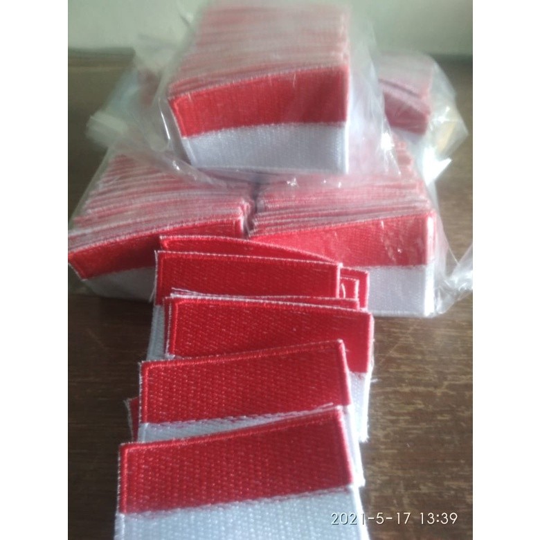 MERAH เย็บปักถักร้อยธงสีแดงและสีขาว Bet ธงสีแดงและสีขาว ขนาด 5x3 ซม. (นาที 12 ชิ้น) สามารถสั่งซื้อแย