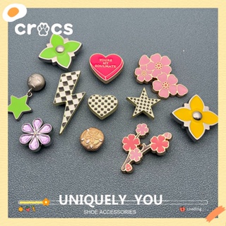 Crocs jibbitz หัวเข็มขัดโลหะ รูปดาว ดอกไม้ หลากสีสัน สําหรับรองเท้า DIY