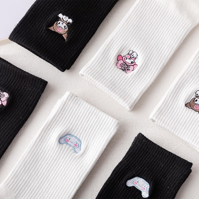 ถุงเท้า ผ้าฝ้ายแท้ ระบายอากาศได้ดี ปักลาย Sanrio Cinnamoroll Kuromi My Melody สีดํา สีขาว แบบเรียบง่าย