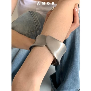 สร้อยข้อมือเนื้อฝ้า ดีไซน์หัวเข็มขัดขอบกว้าง ดีไซน์นิช