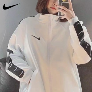 【พร้อมส่ง】ของแท้ 100% Nike เสื้อแจ็กเก็ต กันลม ปักลายโลโก้ สําหรับผู้ชาย และผู้หญิง