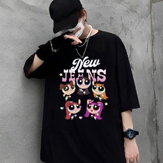 ขายร้อน    Shinzo - Tshirt NewJeans X Powerpuff Girls - Kaos Get Up - Baju Asap - Minji Haerin Hanni Dani เสื้อยืดลำลอง