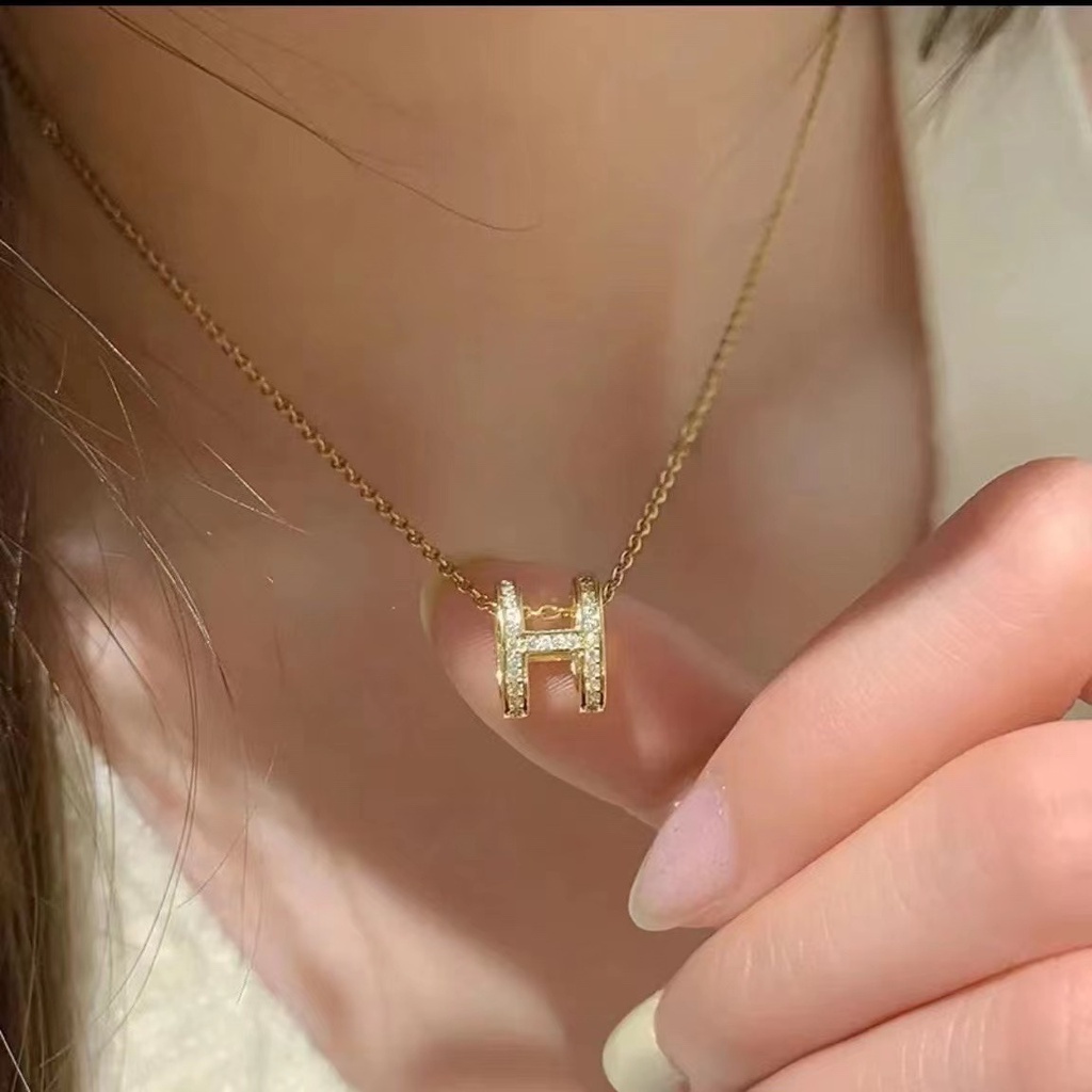 2023 จดหมาย ชม. จี้สร้อยคอแสงหรูหราโซ่กระดูกไหปลาร้าสั้น