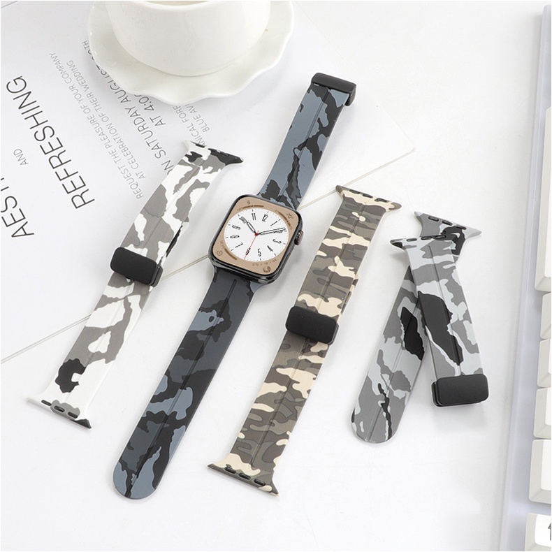 สายรัดซิลิโคนลายพราง D หัวเข็มขัดกีฬากลางแจ้งแม่เหล็กสําหรับ iWatch Series 9 8 7 SE 6 5 4 3 Ultra 40 มม.44 มม.42 มม.46 มม.41 มม.45 มม.49 มม.
