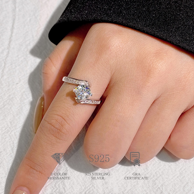 จริง Moissanite 1ct สี่ตาตัดสีขาว D คู่แถวแหวน S925 เงินสเตอร์ลิงพร้อมการรับรอง GRA สามารถ Pass Test สําหรับหมั้นงานแต่งงานพิธีข้อเสนอน้ําผึ้ง